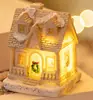 Decorações de Natal Casa pequena de resina de Natal Casa luminosa LED Enfeites de micro paisagem de Natal Presentes de Natal