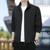Chaqueta de Estilo Nuevo 2025 con Cuello Alto para Hombres Jóvenes y de Mediana Edad, Ropa de Montañismo de una Sola Capa Fina para Primavera y Otoño, Cortavientos Impermeable para Hombres