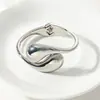 Accesorios de mano populares europeos y americanos transfronterizos: pulseras y joyas de metal hueco con muelle, de borde ancho, simples, modernas y únicas, exageradas