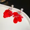 Pendientes de flor de resina con circonita, ambiente elegante y fresco, tachuelas de nicho de lujo ligero y sofisticado, pendientes dulces estilo vacacional