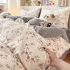 Fresco y Acogedor de Invierno Juego de Cuatro Piezas de Ropa de Cama Gruesa Cálida de Leche Polar Juego de Tres Piezas Estilo Funda de Edredón Sábana Bajera de Coral