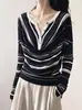 Top de punto negro a rayas con cuello francés semibierto y escote en V, abotonado, para mujer, de manga larga, diseño calado, top de capa base para otoño