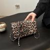 2024 Nova Bolsa Feminina Transfronteiriça Portátil Elegante Retro Chain Leopard Print Bolsa Design de Nicho Personalizado Crossbody Pequeno Quadrado Bolsa