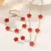 Moderna Versátil Acero de Titanio Chapado en Oro Real de 18 Quilates Flor de Cinco Hojas de la Suerte Conjunto de Collar Pulsera Pendientes Joyería para Mujer