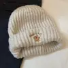 Chapéu de Lã Bordado de Urso Vermelho Fofo para Mulheres no Outono e Inverno Chapéu Quente Espessado para o Frio com Circunferência de Cabeça Grande e Rosto Pequeno Chapéu de Tricô