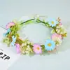 Nova tiara de guirlanda floral com tema de floresta, apresentando padrões florais simulados. Adequado para noivas, madrinhas e damas de honra em sessões de fotos ao ar livre.