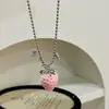 Lindo y Dulce Collar Largo de Fresa de Terciopelo, Cadena de Perlas Exagerada de Personalidad Retro de Lujo Ligero de Nicho para Suéter