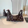 Moderna bolsa de gran capacidad estilo coreano transfronteriza, nuevo diseño 2026 con detalles únicos de remaches, adecuada para el trabajo y los desplazamientos, se puede llevar como bolso cruzado, bolso de mano, bolso de hombro o bolso de axila