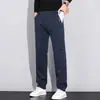 Colección nueva Otoño/Invierno 2026: pantalones de negocios casual para hombre, modernos y versátiles, con un diseño holgado de pierna recta