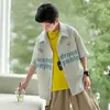 Camisa Fina Estampada com Letras para Meninos 2026 Verão Nova Panda Redonda Média e Grande Infantil Cardigã com Listras Verticais