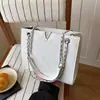 Moda Nova Primavera 2026 Bolsa de Mão Grande Capacidade para Mulheres Estilo Coreano Bolsa de Ombro de Nicho Bolsa Acolchoada com Corrente