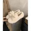 Temporada do Primeiro Encontro: Chinelos de Fada de Pelúcia Brancos para Mulheres, Novo Outono/Inverno 2026 para Uso Externo, Sapatos Bean com Forro de Lã