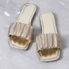 Zapatillas Plisadas de Moda Estilo Hada para Mujer Verano 2024 Nuevas Sandalias Casuales de Fondo Plano con Punta Cuadrada Talla Grande