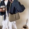 Bolsa de alta qualidade 2025 Nova bolsa feminina da moda primavera e verão Bolsa de ombro simples para todos os tipos de viagem Textura Nicho Bolsa de axila