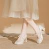 Outono de 2026 Novo Estilo Elegante Madrinha Bico Quadrado Salto Bloco Salto Alto Pérola Francesa Cetim Sapatos de Casamento Sapatos de Noiva