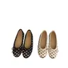 Zapatos de tacón medio simples y versátiles de punta redonda que aumentan la altura, nuevo modelo primavera-verano 2026, zapatos de mujer de charol con una sola tira, poco profundos