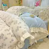 Juego de cuatro piezas de terciopelo de leche texturizado engrosado para otoño e invierno con encaje totalmente mate, juego de ropa de cama con falda de cama de terciopelo coral estilo princesa 4