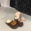 Lindas pantuflas de gamuza marrón de Hello Kitty, calzado de exterior para mujer, otoño e invierno, forradas de felpa para abrigar, zapatillas de algodón de dibujos animados