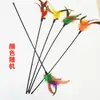 Juguete para gatos al por mayor directo de fábrica, pluma de color, palo para gatos de mano con cascabel, artefacto interactivo para gatos