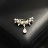 Elegante y Sofisticado Broche de Níquel con Forma de Sonrisa en U de Perla, con Delicado Colgante de Gota de Agua, Pin Pequeño para Cárdigan de Cuello en V para Prevenir la Exposición