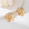 Un par de aretes de perla con pétalos tridimensionales de estilo pastoral natural para mujer, versátiles para el uso diario