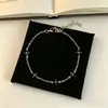 Pulsera Esmaltada de Flor de Cuatro Hojas y Cinco Pétalos de Diseño Sencillo de Alta Gama Personalizada para Mujer Joyería de Mano Retro de Lujo Ligero con Temperamento Único