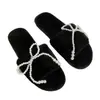 Otoño 2026 Nuevas Pantuflas de Piel Tallas Grandes para Mujer Suela Plana Felpa Flor Correa Única de Algodón para Interior Venta al por Mayor