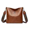 Bolsa Saco Feminina 2023 Nova Bolsa de Ombro Transversal Feminina de Couro Macio Simples Versátil Bolsa de Grande Capacidade para Meia-Idade e Idosos Tendência