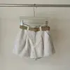 Shorts de Linho Respirável de Perna Larga Estilo Novo Verão 2026 para Mulheres, Shorts de Linho Plissados Linha A de Cintura Alta de Verão com Cinto Trançado
