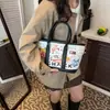 Bolsa Tote de Ombro Moda Versátil Estampada Graffiti Desenho Animado Nova Outono 2026 Fofa e Estilosa de Grande Capacidade para Sair