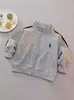 Roupa de outono infantil 2026, coleção primavera e outono, conjunto moderno de duas peças estilo coreano para meninos, roupa esportiva casual com jaqueta com zíper