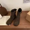 Botas Martin de estilo británico retro para mujer, nueva colección otoño/invierno 2026, con un diseño único con punta dividida sintética y una silueta de bota ajustada y corta.