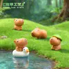 Paisagem em miniatura com um chapéu de folha de lótus fofo, figura de capivara, decoração de jardinagem, ornamento DIY, pequena peça decorativa