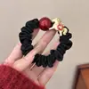 Goma para el pelo con bloques de color negro y rojo, con caballito dorado y símbolos de la suerte para el Año del Caballo, adecuada para coletas altas y accesorios para el cabello