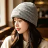 Gorro de punto bordado con letras retro marrón para mujer, otoño e invierno, circunferencia de cabeza grande, gorro que adelgaza la cara, gorro de lana para pareja