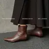 Botas de tornozelo de pele de ovelha com bico quadrado para mulheres Botas Nuas Outono e Inverno Novas Couro Integral Zíper Traseiro Salto Baixo Moda Botas de tornozelo plus size para mulheres