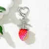 Llavero de fresa con lazo de diamantes completos, de alta gama, hebilla en forma de corazón de lujo ligero, lindo, de nicho, accesorio de bolso personalizado
