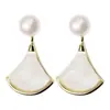 Pendientes de Perla Minimalistas Estilo Francés en Forma de Abanico para Mujer, Nuevo Modelo Popular, Pendientes de Lujo Ligero de Nicho de Gama Alta, Accesorios de Oreja Dulces y Frescos