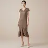 Vestido Plissado de Verão de Alta Costura Issey Miyake com Design Exclusivo para Socialites, Apresentando um Corte Solto e Irregular Estilo Cauda de Peixe, Elegante Vestido de Gala