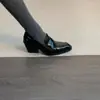 Sapatos de couro elegantes estilo francês com bico quadrado e salto grosso, scarpins slip-on elegantes inspirados no estilo britânico com abertura profunda, coleção de outono feminina