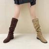 Botas Retrô de Camurça para Mulheres 2025 Outono e Inverno Novas Francesas Plissadas Look Emagrecedor Versátil Diário Botas de Cano Alto Botas da Moda