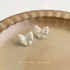 Pendientes Plateados de Moda y Elegantes con Artesanía de Recubrimiento Delgado y Diseño de Moño Blanco, Pendientes de Botón Hechos en Fábrica