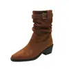 Botas Western Cowboy de Camurça Retrô Femininas 2026 Outono Bico Fino Botas Slim Salto Agulha Fivela Amassado Empilhadas Botas Curtas