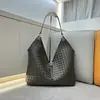 Nova Bolsa Tote Tecida de Luxo Leve 2026 para Mulheres, Grande Capacidade, Ombro Único, de Mão, Bolsa Versátil para o Dia a Dia, Couro Bovino de Camada Superior