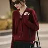 Nuevo suéter de punto fino de lana para principios de otoño 2026, cuello en V, manga larga, detalles de cinta, bloques de color, jersey, top base de ajuste holgado