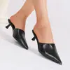 Zapatillas de Medio Pie Elásticas de Tacón Kitten con Boca en V Talla Una Menor para Mujer Primavera y Otoño Nuevos Zapatos Mocasines Versátiles de Punta Negra