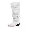 Botas de diseño único de punta fina plisadas apiladas, nuevo modelo primavera 2026, botas largas de caña ancha con hebilla de cinturón, botas altas de montar