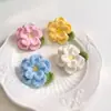 Broche Hecho a Mano Camelia Flor de Ganchillo Hilo Pin DIY Flor Roja Pequeña Linda Accesorio de Pecho Adorno Producto Terminado