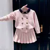 Ropa infantil estilo coreano 2026 colección otoño: abrigo-suéter rosa de doble botonadura estilo preppy para niñas y falda plisada de punto