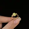 Anillo Fresco Verde Esmeralda para Mujer 2025 Nueva Moda Joyería de Lujo Accesible para Mujeres Anillo Exquisito de Dedo Índice Japonés y Coreano de Gama Alta
